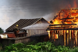 imagen bombero apagando casa en fuego